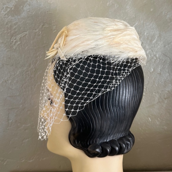 DELIGHTFUL DESIGNER 1960s' IVORY FEATHER PILLBOX HAT WITH MATCHING VEIL - Picture 4 of 11